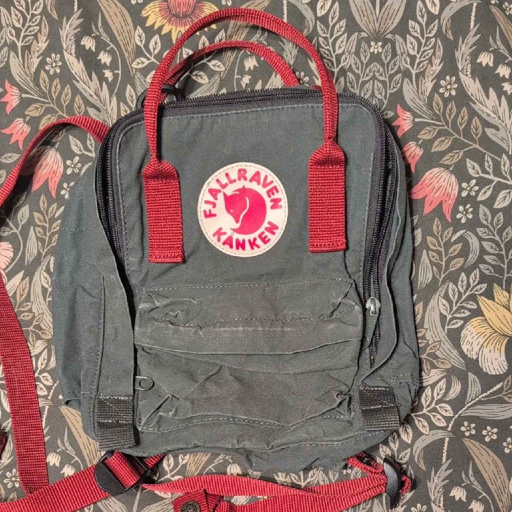 Fjällräven Kånken Mini Backpack in Black and Red